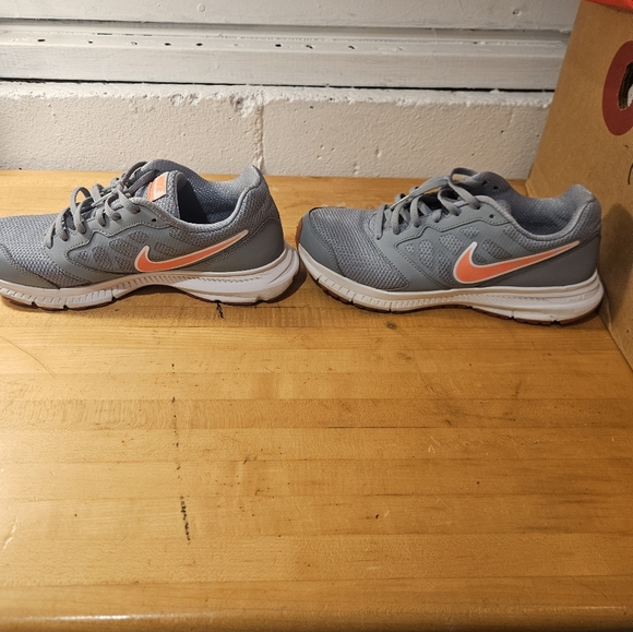 Nike Downshifter 6 Women's Size 8 Grey White Red Running Shoes - Picture 4 of 6